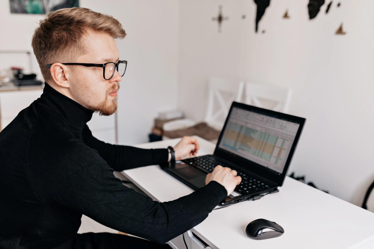 Desarrollador profesional trabajando con frameworks y herramientas modernas